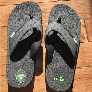 Black Sanuk Beer Cozy flipflops (men’s size 10)